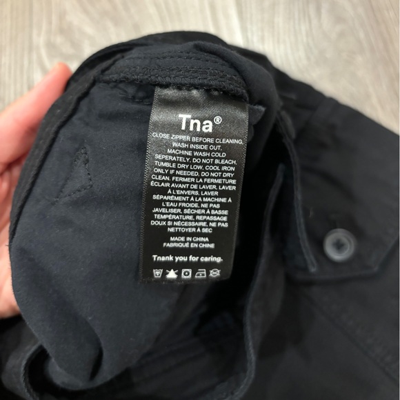 ARITZIA TNA Size 00 Dayton Cargo Shorts Long Black Cotton Lightweight Women - Picture 8 of 13